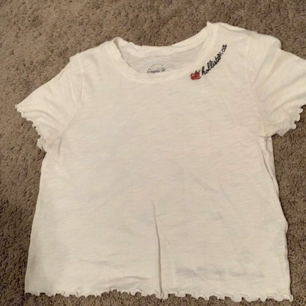 Crop top hollister shirt, ruffles bottom